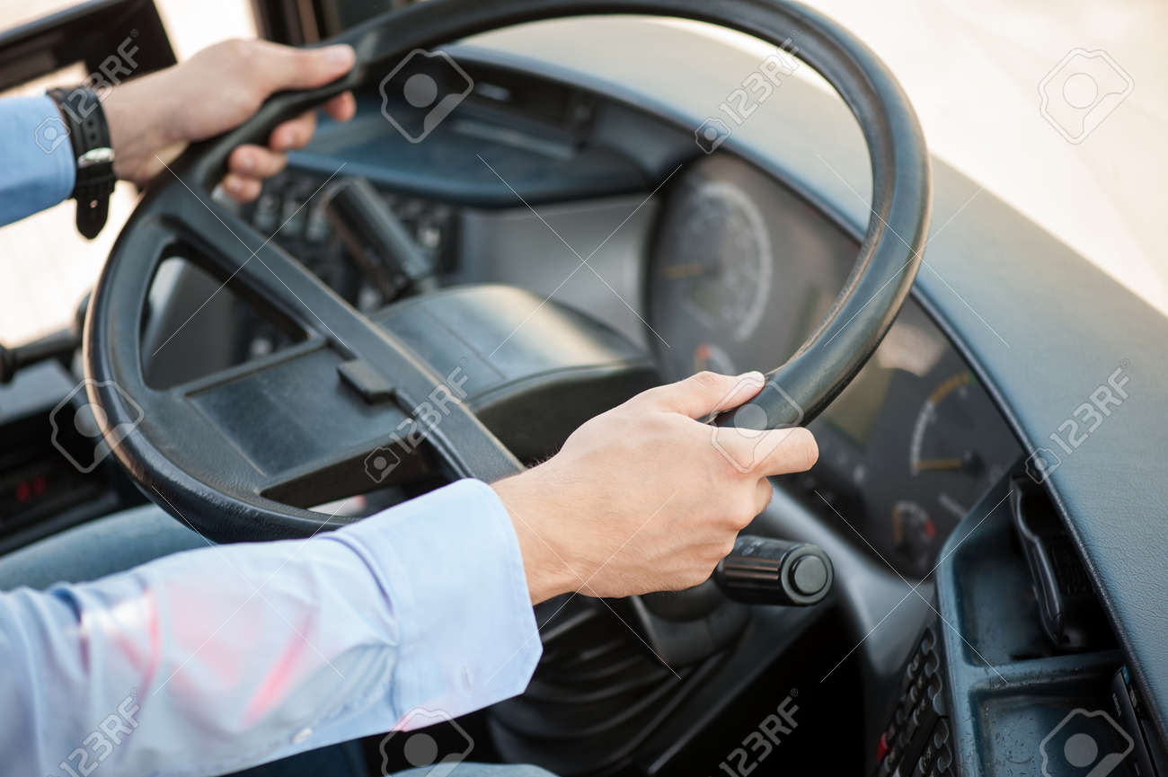 Blick auf Hände am Lenkrad eines Busses