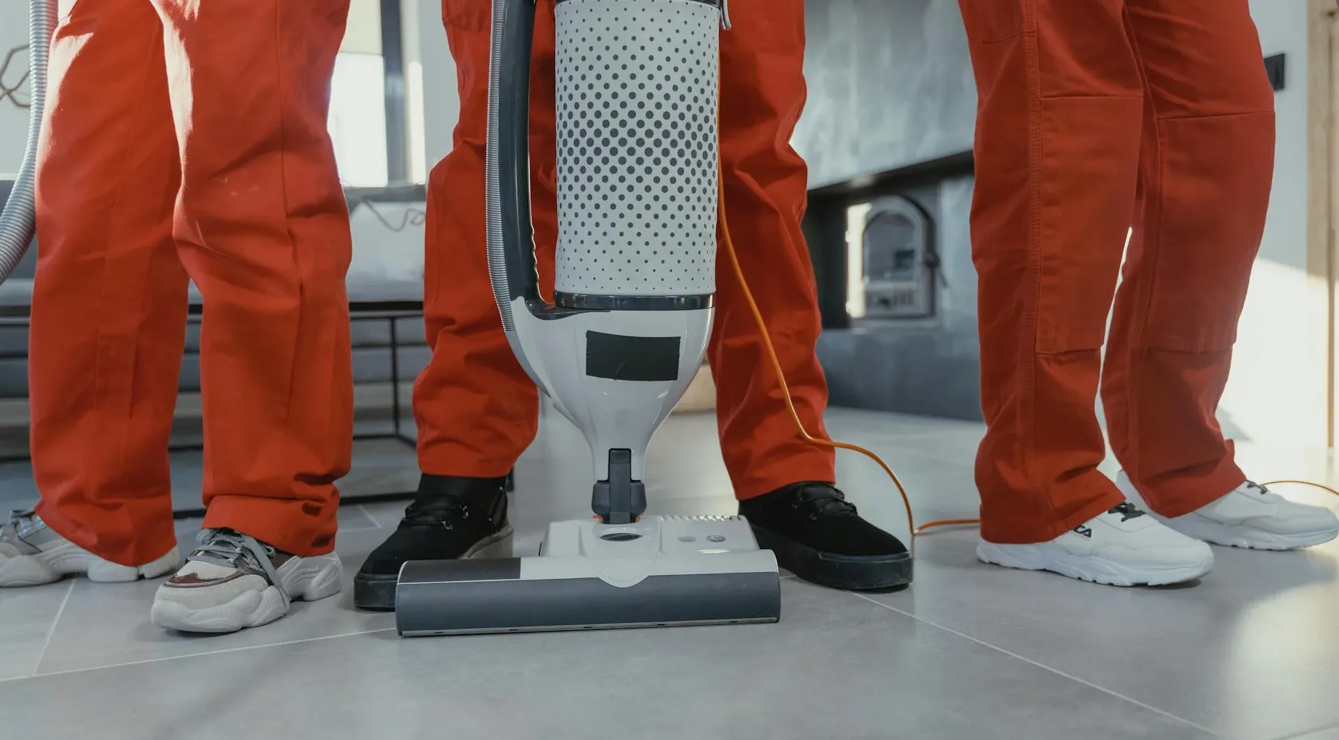 Reinigungskraft mit Equipment